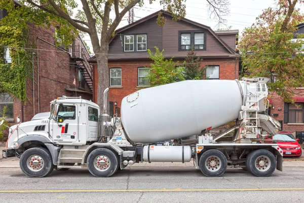 Concrete vrachtwagen in de stad — Stockfoto