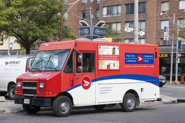 Camion de livraison postale de Postes Canada — Photo