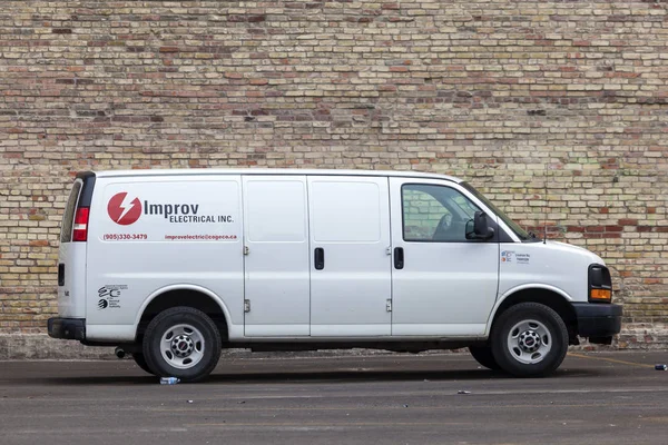 GMC Cargo Van garé dans la ville — Photo