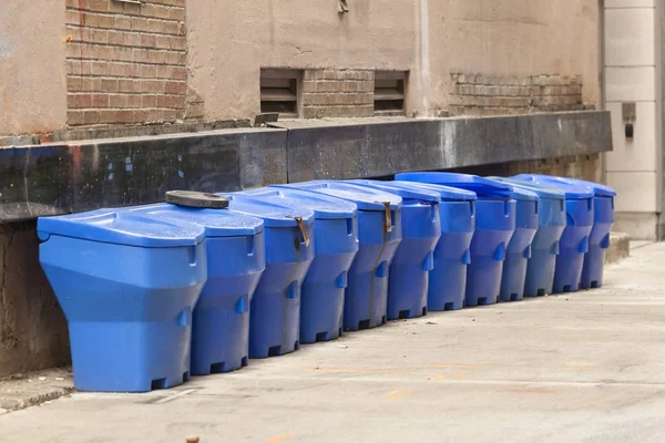 Latas de lixo azuis na rua — Fotografia de Stock
