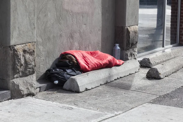Бездомный на тротуаре Лицензионные Стоковые Фото