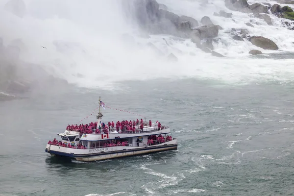 The Hornblower tour boat at the Niagara Falls, Canada — Stock Photo, Image