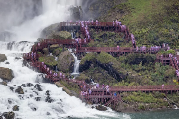 A turisták az American Falls, Amerikai Egyesült Államok Jogdíjmentes Stock Képek