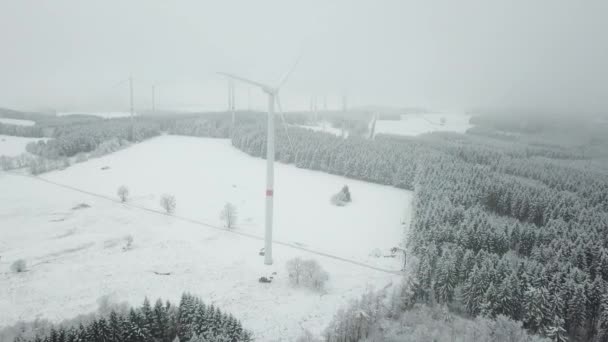 Vista Aérea Uma Paisagem Nevada Inverno Com Turbinas Eólicas — Vídeo de Stock