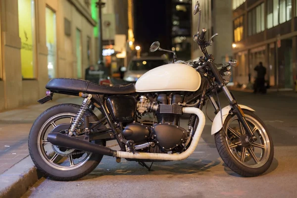 Retro motorfiets in de stad — Stockfoto