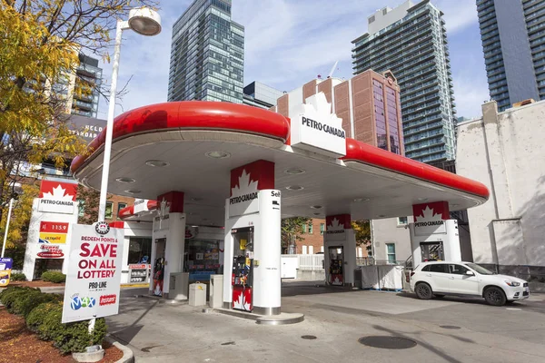 Petro Canada petrol station in Toronto — Stock Photo, Image