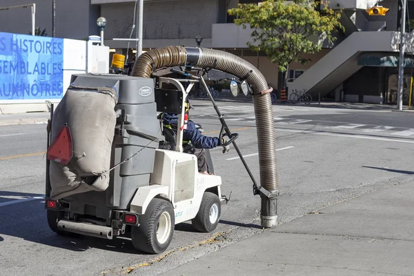 Street cleaning machine in Toronto, Canada — Stock Photo, Image