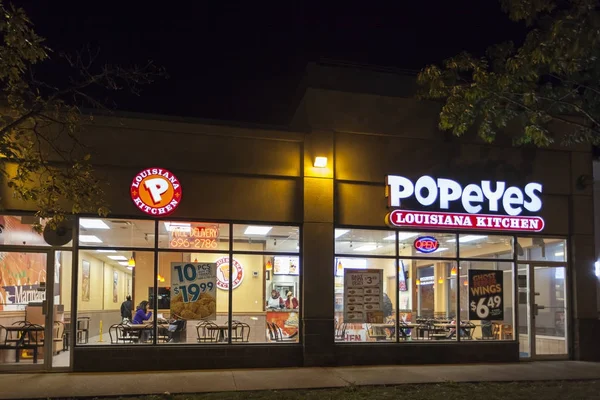 Popeyes Fast Food Restaurant in der Nacht — Stockfoto