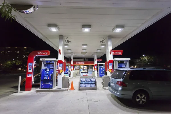 夜のエッソのガソリン スタンド — ストック写真