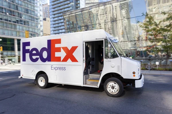 FedEx Express truck i staden — Stockfoto