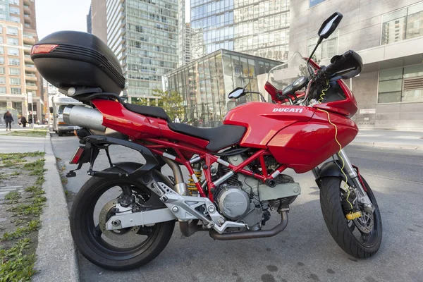 Ducati Multistrada motorfiets — Stockfoto