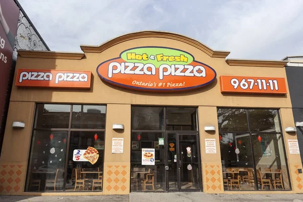 Pizza Pizza restaurant in Toronto, Canada — Stock Photo, Image