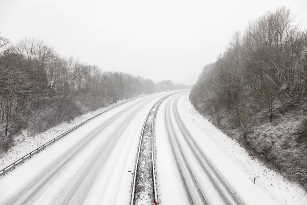 Autostrada durante una tempesta di neve in inverno — Foto Stock