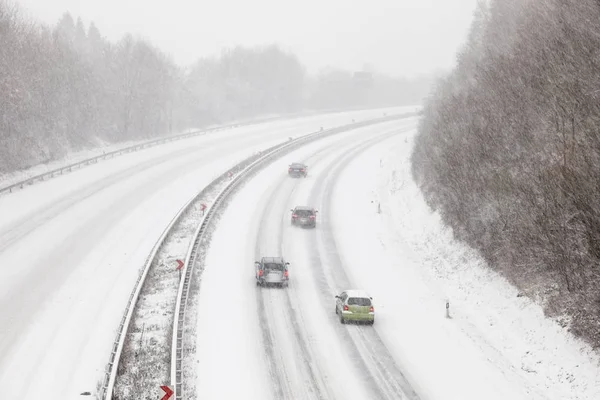 Autostrada durante una tempesta di neve in inverno — Foto Stock