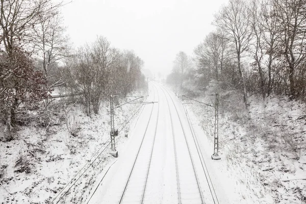 Trilho ferroviário coberto de neve — Fotografia de Stock