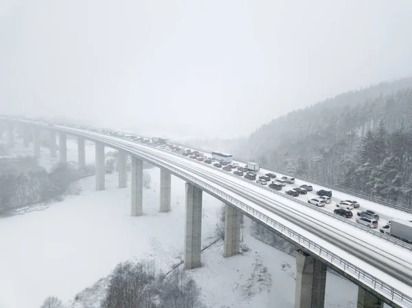 Ponte autostradale durante una forte nevicata — Foto Stock