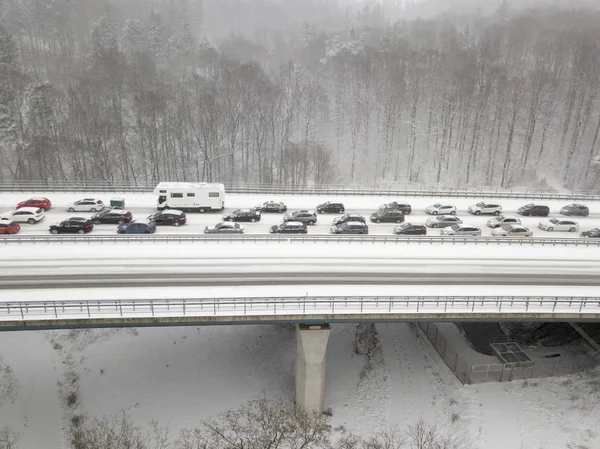 Ponte rodoviária durante uma queda de neve pesada — Fotografia de Stock