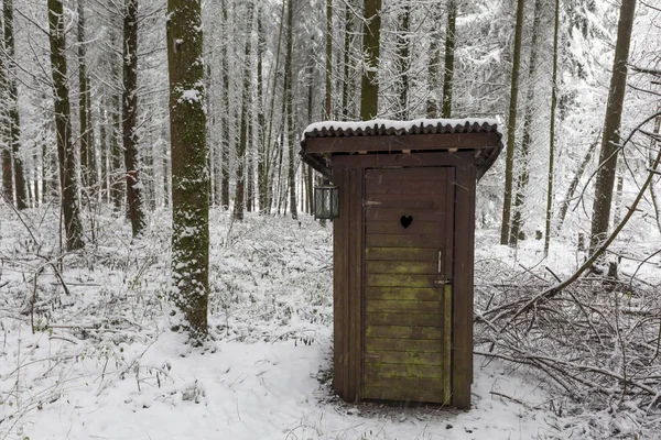Casa de banho na floresta — Fotografia de Stock
