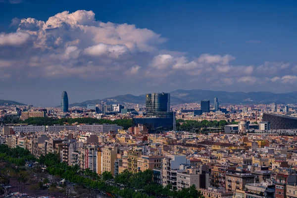 Barcelona City Bulutlu Sarı Tonlama Ile Cityscape — Stok fotoğraf