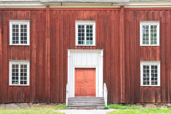 Закрытие квадратных белых окон в старой красной стене сарая, Швеция — стоковое фото