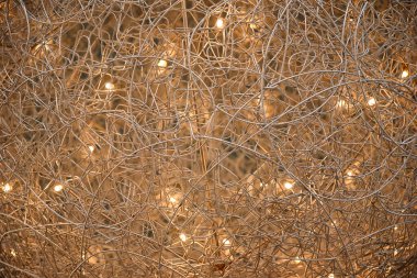 Muhteşem ve neşeli bir tatil geçmişi var. Diyot çelenklerinin sıcak sarı renkleri parlıyor.