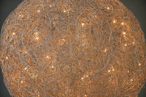 Muhteşem ve neşeli bir tatil geçmişi var. Diyot çelenklerinin sıcak sarı renkleri parlıyor.