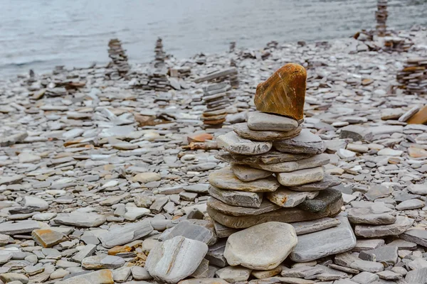 Туристическая пирамида сбалансированная стопка камней на пляже — стоковое фото