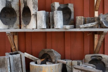 Kırsal bir duvardaki bir rafta cam üfleme için eski araçlar