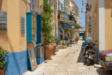 Suriye Adası, Yunanistan - 27 Haziran 2019: Yunanistan 'ın Symi Adası' nın parlak mavi ve sarı sokaklarının manzarası