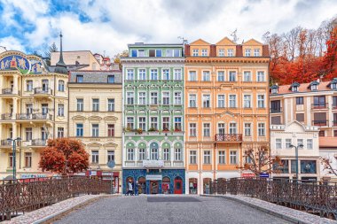 Tepla nehri köprüsü ve binalara bakın.