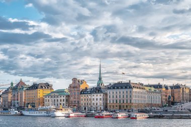 Binalar, feribot ve gemilerle Gamla Stan adasının kıyı şeridine bakın.