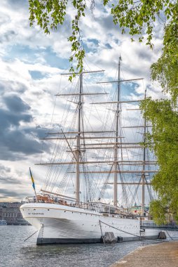 Meşhur müze restoran yelkenli gemisiyle körfeze bakın.