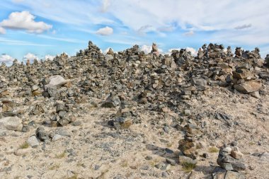 Tundrada turistik piramit dengeli taş yığını