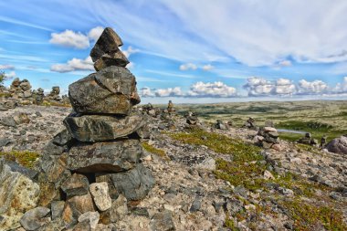 Tundrada turistik piramit dengeli taş yığını