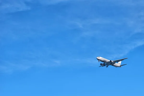 El avión volando en el cielo un primer plano de la vista inferior — Foto de Stock