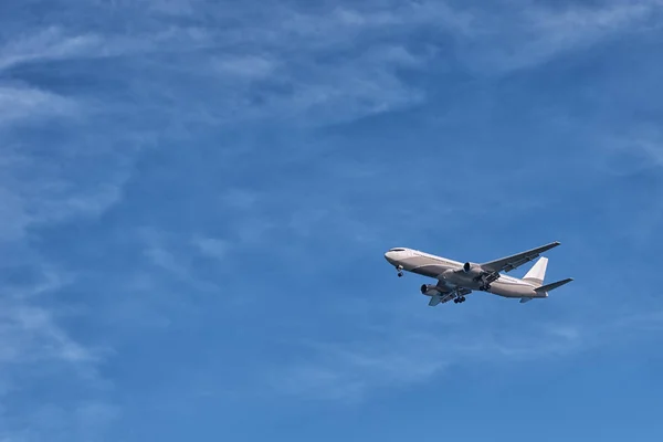 Самолет летит в небе крупным планом снизу — стоковое фото