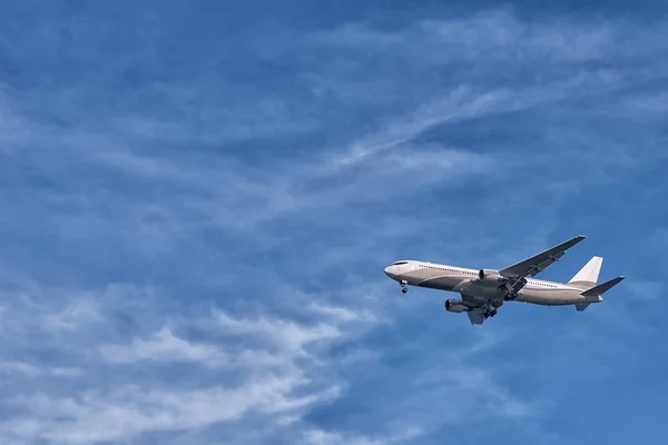 El avión volando en el cielo un primer plano de la vista inferior — Foto de Stock