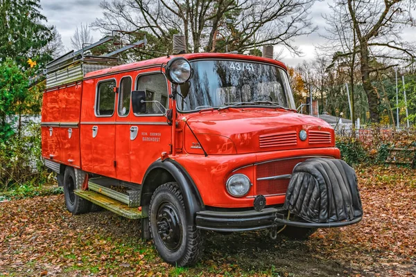 Retro-rotes Feuerwehrauto alten Stils — Stockfoto