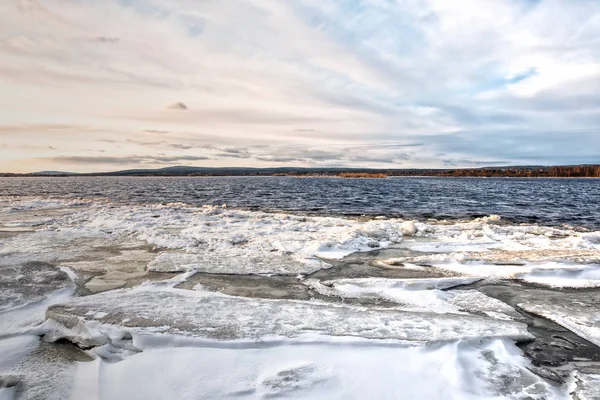 Freinage sur glace sur une rivière Kemijoki dans le nord de la Finlande — Photo