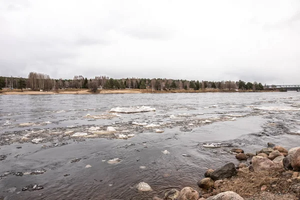 Kuzey Finlandiya 'da Kemijoki nehrinde buzlar eriyor. — Stok fotoğraf