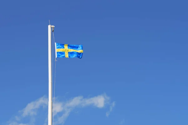 Svédország hivatalos lobogója. Kereszt sárga csíkok kék háttér — Stock Fotó