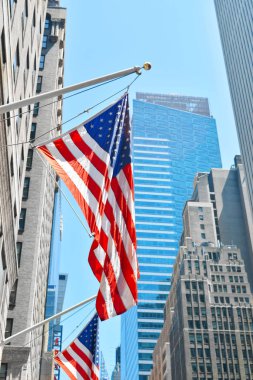 New York caddelerinden birinde Amerikan bayrağı var.