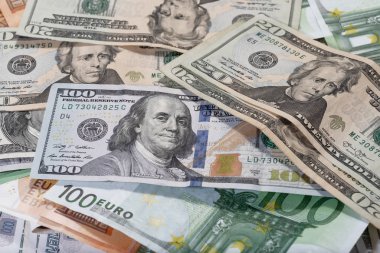 Dolardan yapılmış arka plan, masadaki euro banknotları