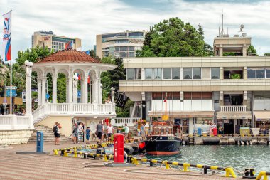 Soçi, Rusya - 13 Haziran 2019: Lodya yatlı kırmızı tuğlalı kıyı şeridi Soçi manzaralı liman