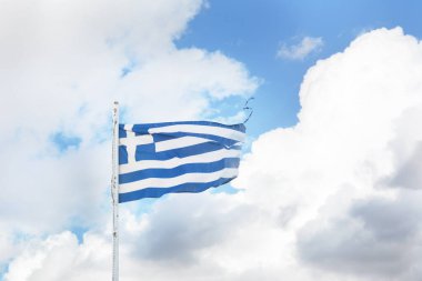 Mavi gökyüzünün arka planında Yunanistan 'ın mavi dalgalı bayrağı