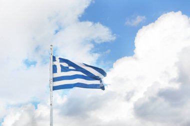 Mavi gökyüzünün arka planında Yunanistan 'ın mavi dalgalı bayrağı