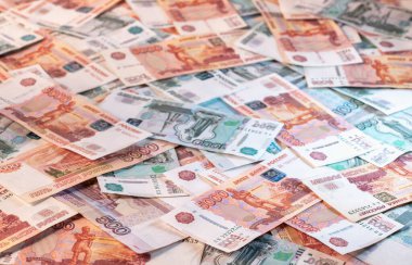 Yüzeyde yatan beş bin Rus rublesinin arkaplanı.