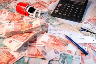 Rus rublesinin arkaplan banknotları kırtasiye malzemesi ve Rus dilinde dairenin mülkiyet belgesi ile bir yüzeyde duruyordu.