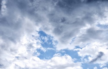 Yazın ortasında açık mavi bulutlu gökyüzü Fırtına bulutlarıyla