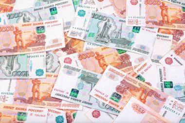 Yüzeyde yatan beş bin Rus rublesinin arkaplanı.